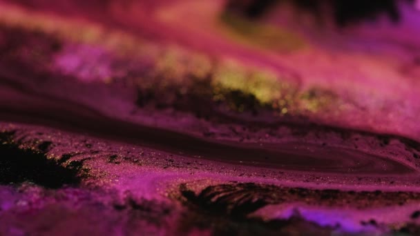 Блестящая жидкость поток чернила плавающий розовый золотистый черный — стоковое видео