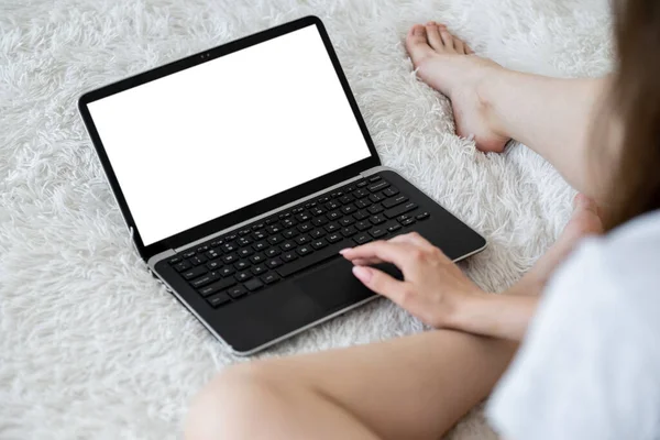 Reunião online casual mulher computador mockup — Fotografia de Stock
