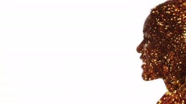 Işıl ışıl bir yüz cazibeli güzel bir kadın altın ten parıltısı