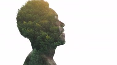 Doğanın canlılığı özgürlük ilham veren adam ağaçlara bakıyor.