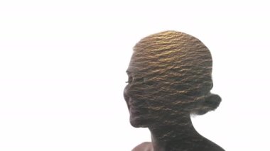 Rüya eğlencesi mutlu kız gün batımı deniz suyu dalgaları