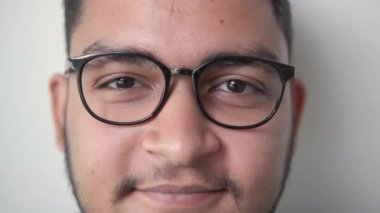 Erkek yüz, makro portre gözlüklerini kapat.