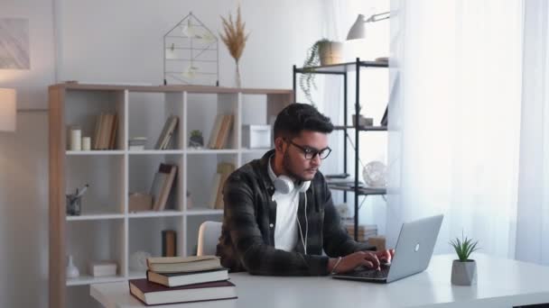 Práce z domova na volné noze práce muž notebook pracoviště — Stock video