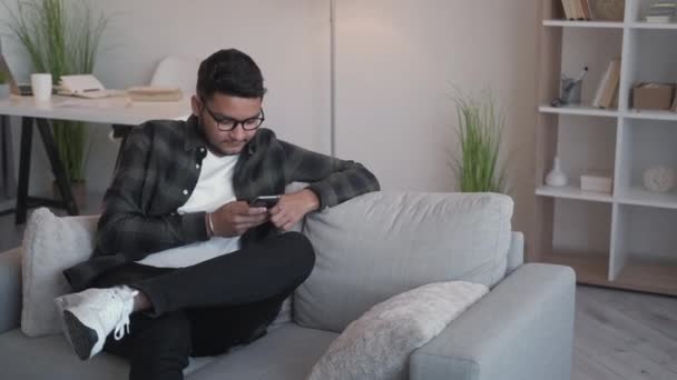 Phone entertainment internet leisure man couch — Vídeo de Stock