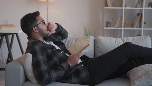 Domácí čtení knihy volný čas muž doma relaxační — Stock video