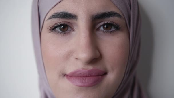 Authentic woman smiling portrait closeup hijab — Vídeos de Stock