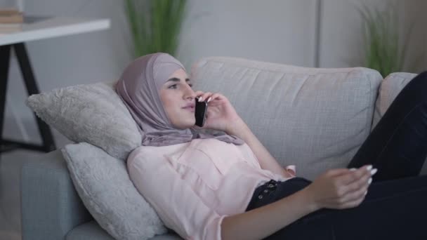 Домашній телефонний дзвінок мобільна розмовляюча жінка зручний диван — стокове відео