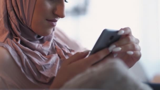 Telefone conversando internet móvel internet mulher internet — Vídeo de Stock