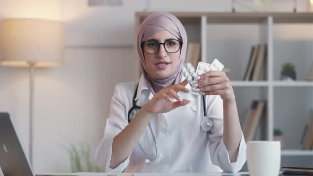 Medicine prescription antibiotics resistance woman — Vídeo de Stock