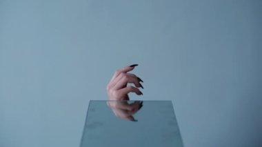 siyah manikür tasarımı kadın el tırnakları