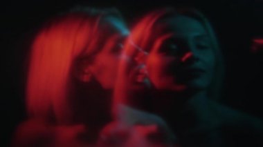 Akıl sağlığı çift kutuplu kadın kırmızı neon