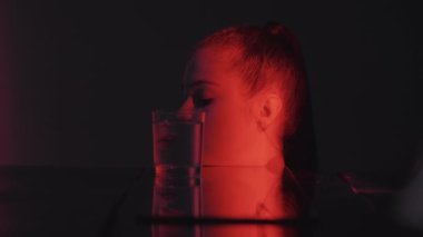 Gerçeküstü kadın optik illüzyon ayna neon