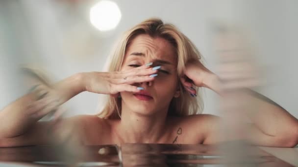 Upset woman mental disorder depression mirror — Vídeo de Stock