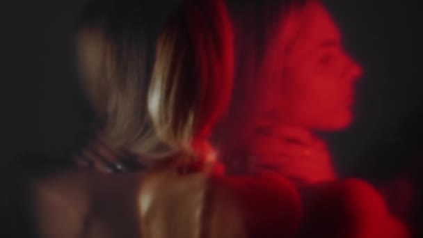 Sensual woman night seductive beauty neon light — Stok video