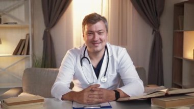 Gülümseyen erkek doktor tıbbi destek profesyonel