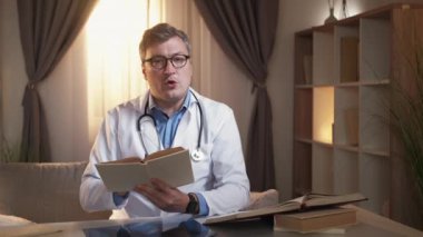 Kitap araştırması erkek doktor çevrimiçi danışma