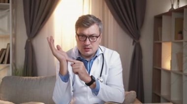 Nabız izleme erkek doktor çevrimiçi destek