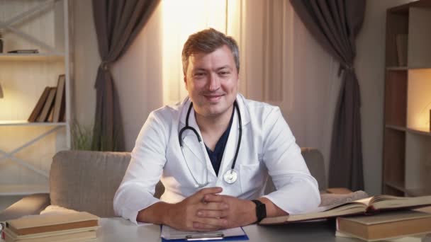 Tersenyum dokter laki-laki dukungan medis profesional — Stok Video