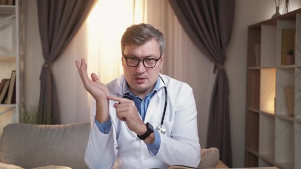 Мониторинг пульса мужчина врач онлайн поддержки — стоковое видео