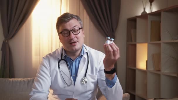 Pandemische preventie mannelijke arts vaccinatie — Stockvideo