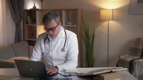 Informe médico doctor masculino tecnología digital — Vídeo de stock