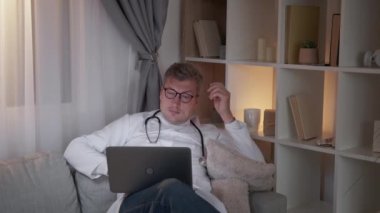 Gece vardiyasında çalışan erkek doktor çok yoruldu.