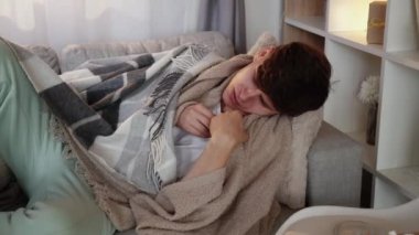 Titreyen adam yüksek sıcaklıkta hasta olur.