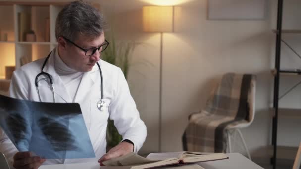 Check diagnosis male doctor research information — Vídeo de stock