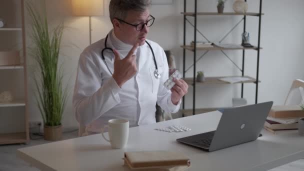 Receipt prescription male doctor online support — Stock Video