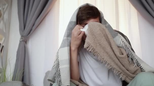 Pegar frio doente homem casa tratamento tremores cara — Vídeo de Stock