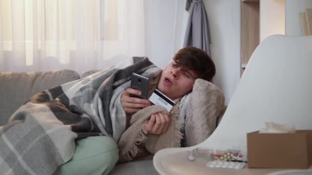 Онлайн-аптека хворий чоловік мобільний платіж втомився — стокове відео