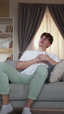 Kalp krizi geçiren adam kalp krizi geçiriyor.