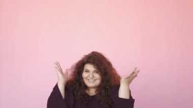 Sürpriz jest. Ce-ee oyunu, neşeli kıvrımlı kadın.