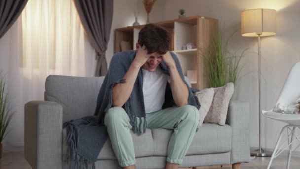 Dolor de cabeza sufren enfermedad por el virus del hombre enfermo agotado — Vídeo de stock