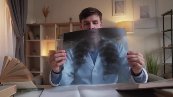 Онлайн освіта чоловік студент діагностика пацієнта — стокове відео