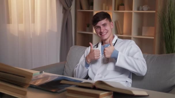Hasil yang bagus dokter murid laki-laki pendidikan — Stok Video