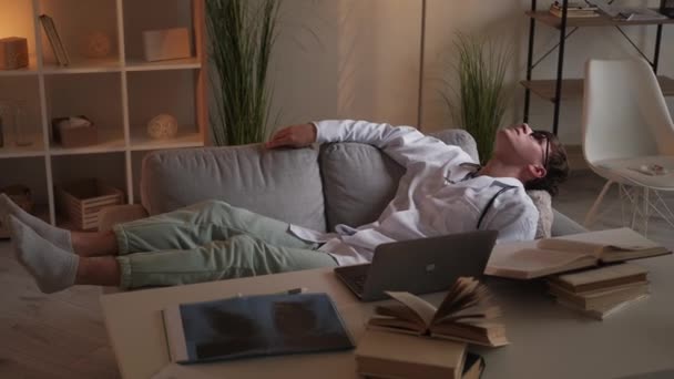 Важка освіта втомлений чоловік лікар безсонна ніч — стокове відео
