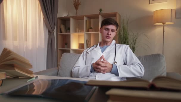Pertemuan online dokter laki-laki komunikasi virtual — Stok Video