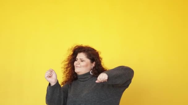 Carefree lifestyle body positive curvy woman dance — Stock video