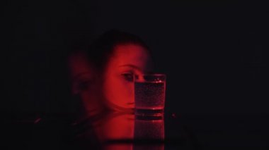 Su hidrasyonu su dengesi Kadın cam neon