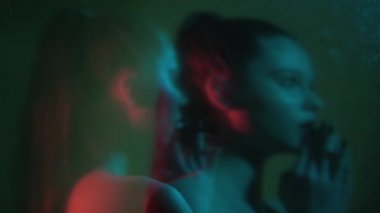 Manik depresif stres hastası kadın bağırıyor.