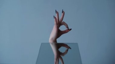 Tamam, el anlaşması kadın gif döngüsünü onaylıyor.