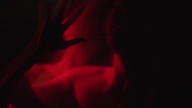 zihinsel umutsuzluk özgürlük sorunu neon kadın kapana kısıldı