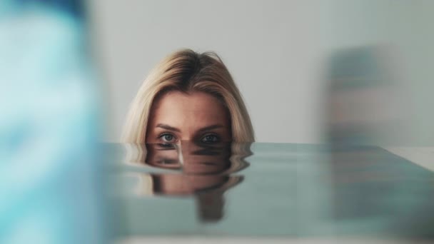 Migająca twarz surrealistyczny portret kobieta oczy gif pętla — Wideo stockowe