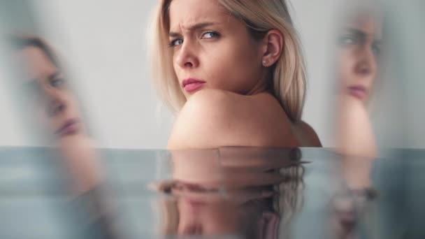 Podezřívavá žena nedůvěřivý obličej surrealistické zrcadlo — Stock video