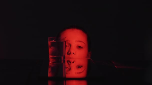 Δημιουργικό πορτρέτο νυχτερινό κέντρο διασκέδασης ποτό γυναίκα γυαλί νέον — Αρχείο Βίντεο