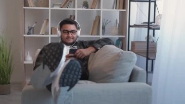 Mobil müzik. Şarkıcı kulaklığı.