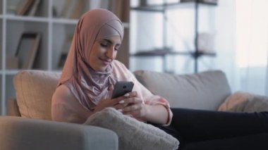 Telefon mesajlaşması, internet sörfçüsü kadın kanepe evi.