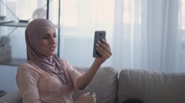 Video telefon görüşmeleri yapan cep telefonlu kadın.