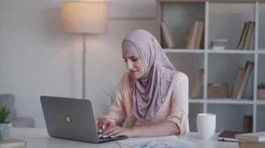 Uzak bağımsız internet araştırmacısı kadın dizüstü bilgisayar